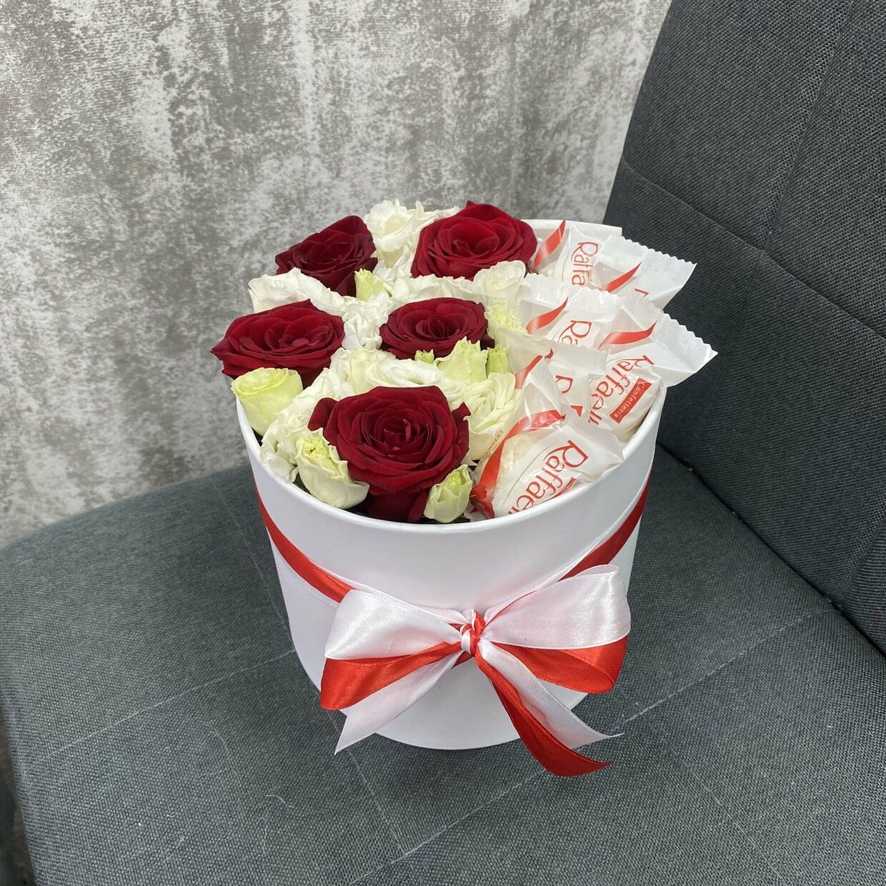 Композиция из красных роз и конфет Раффаэлло в сердце