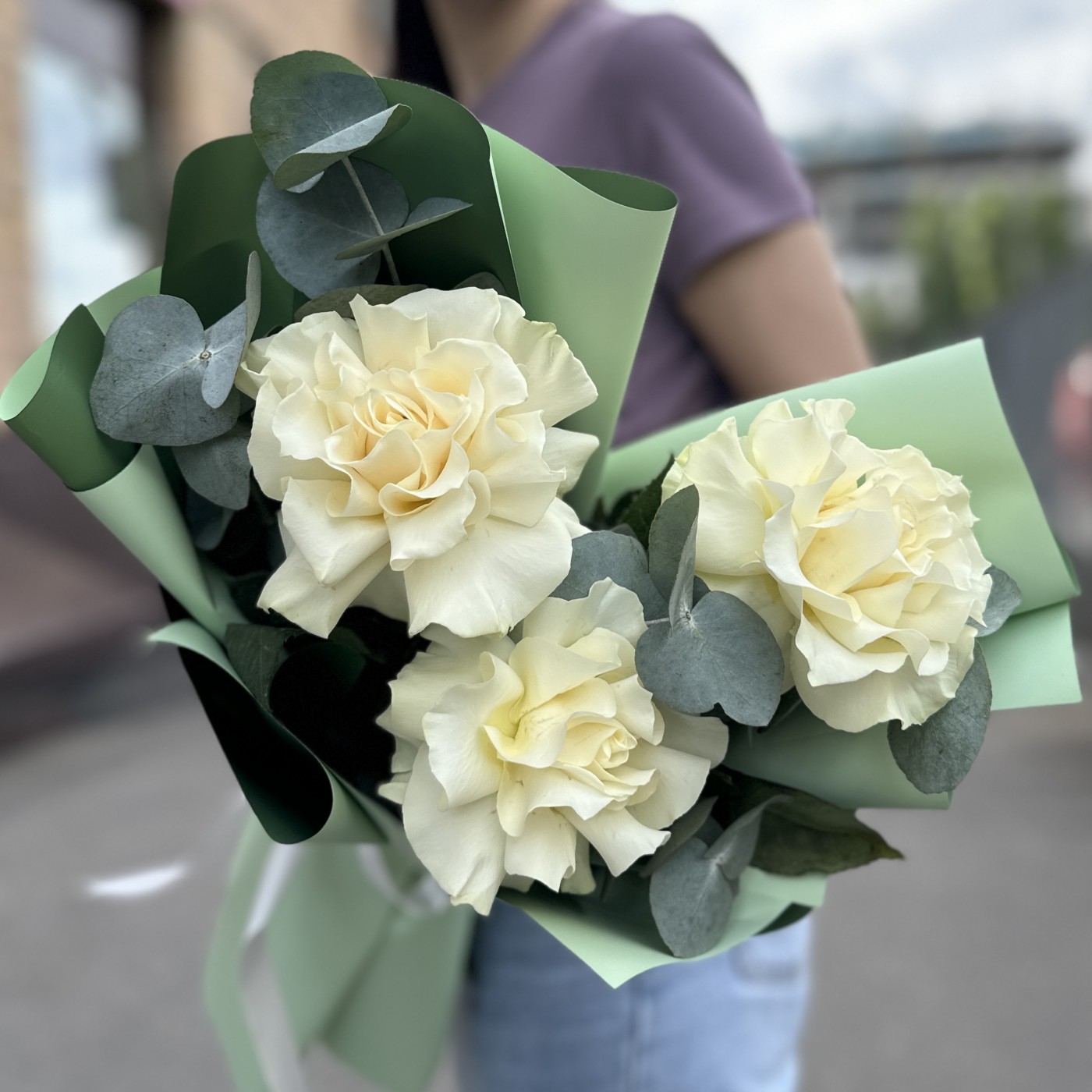 Букет невесты из роз, гербер, нигеллы и эвкалипта